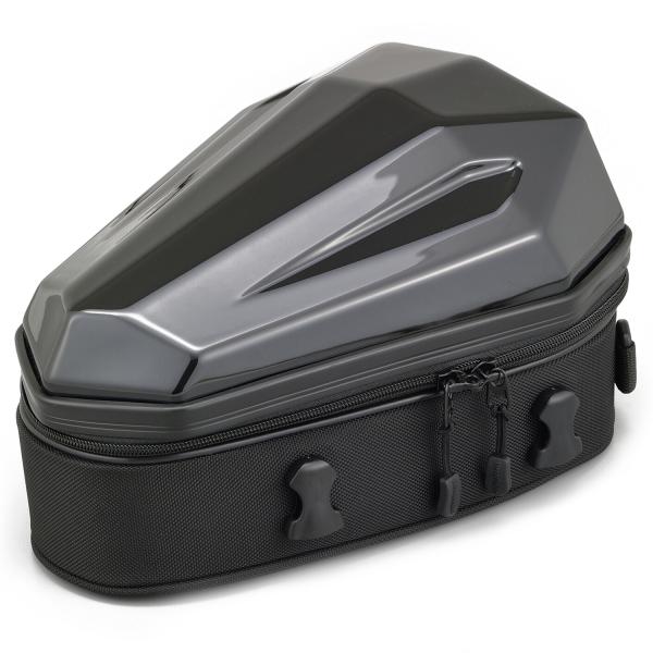 カウルとの一体感を追求したワンランク上のシェルシートバッグ。スポーティなデザインが、スーパースポーツやストリートファイターモデルにフィット。トップシェルには強度が高く割れにくいポリカーボネートを採用。EASY RING BELT(イージーリ...