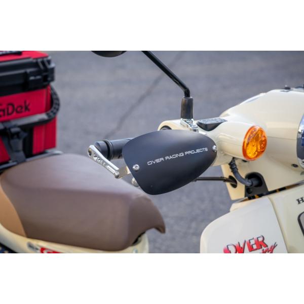 対応車種 [スーパーカブC110(22-)/HONDA(ホンダ)]メーカー：OVER Racing -オーヴァーレーシング-ナックルガード本体: ブラックアルマイト仕上げ + レーザーマーキングロゴステー類、取り付けボルト類付属取り付けステ...