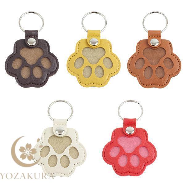 爆買 ペットの毛や爪、ひげなどを入れて持ち歩ける肉球型の遺毛キーホルダー。骨袋やカバン、鍵などに付けていつも一緒に。肉球のくり抜きから中の毛が見える、癒されるデザイン。見るたびに温かな気持ちになります。高級感のあるPUレザー素材を使用してい...