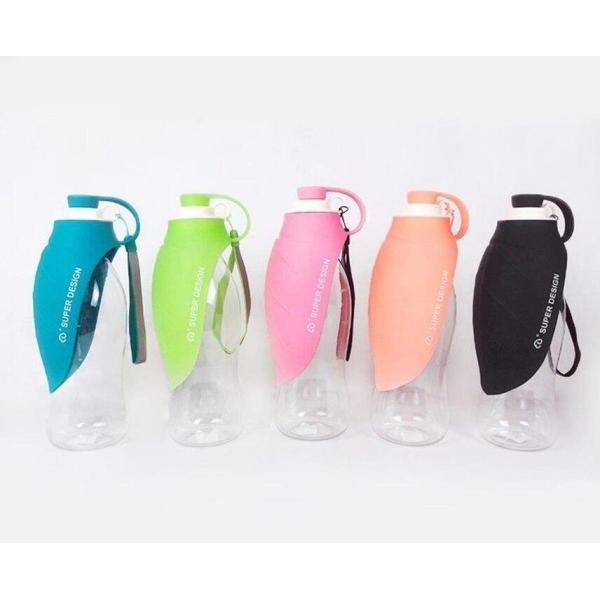 葉っぱのシリコン部分をめくりあげお水を注ぎ、給水後は葉っぱをもとに戻すだけ！！お出かけに便利なストラップ付きです。【サイズ】■本体（付属ボトル使用時）高さ　約23cm    幅　約8cm■ボトル口径約25mmと約32mmに対応■カラー：ずに...