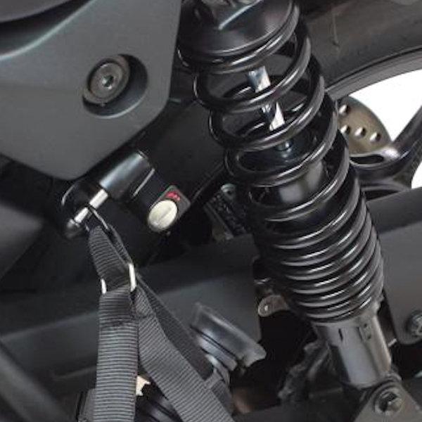 適合車種：KAWASAKIエリミネーター(8BL-EL400A)エリミネーターSE(8BL-EL400A)盗難抑止対策ボルト採用の“ヘルメットホルダーセット(シート下)”エリミネーター用車両左(乗車時左)のシート下にヘルメットホルダーを増設...