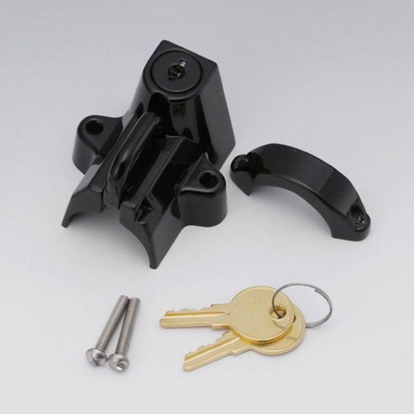 汎用のヘルメットロック ブラックです。適合車種：汎用  国産バイク〜ハーレーなどのインチハンドルにも取付け可能22.2〜32mmパイプに対応ハンドル以外にも取付できます。