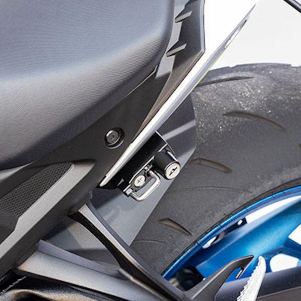 適合車種：SUZUKIGSX-S1000 【8BL-EK1AA】2021y-●さらにスパルタンなイメージでモデルチェンジした2021年GSX-S1000 用のヘルメットロックが登場！カウル形状に合わせて、使いやすさと違和感ない取付を考えまし...