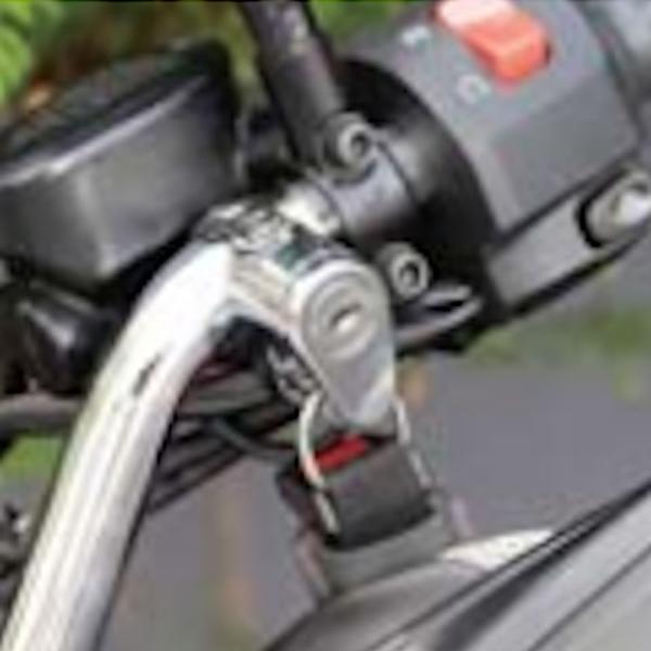 適合車種：汎用●便利な実用品アイテムのヘルメットロックシリーズにパイプクランプ式のコンパクトタイプが登場！一般的に使用される22.2/25.4mmに対応したクランプでちょっとした隙間やハンドルに固定出来、ヘルメットをロックすることが出来ます...