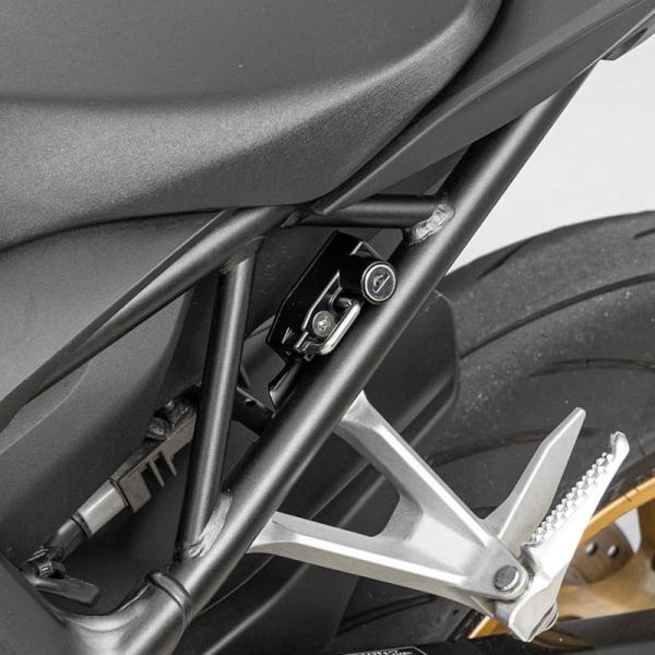 適合車種：HONDACB1000 HORNET 【8BL-SC86】2025y-●スーパースポーツの心臓(エンジン）を持つストリートファイター CB1000 ホーネットのヘルメットロックグラマラスなボディ形状のバランスを崩すことなく、使いや...