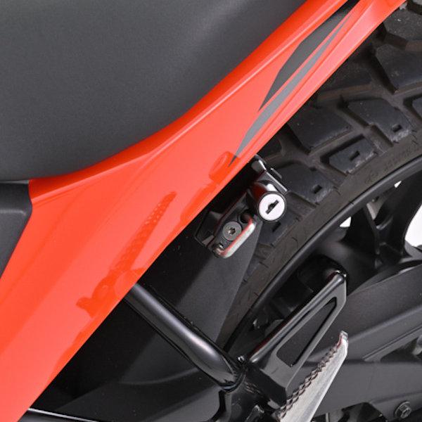 適合車種：SUZUKIV-strom250SX（'23）〈8BK-EL11L〉スマートに取り付けが可能な車種専用設計！ヘルメットホルダーが純正採用されていない車両にボルトオンでヘルメットホルダーが取付可能。純正ライクな見た目で、車両の雰囲気...