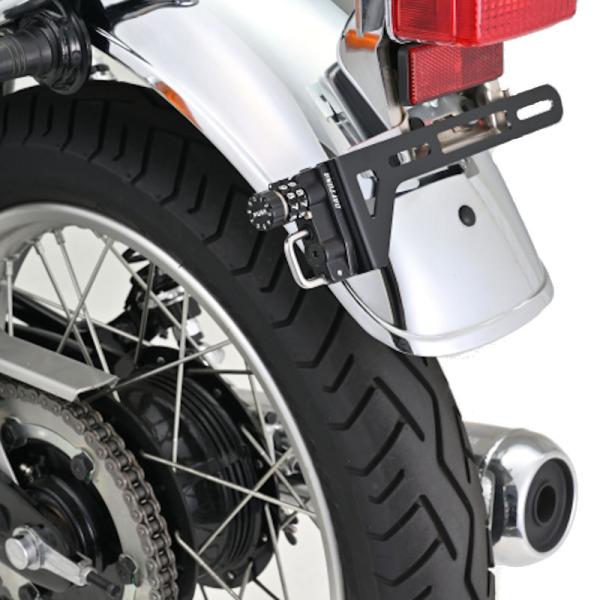 適合車種：汎用ナンバープレート裏に取り付けるため、ほとんどの車種に対応可能です。取り付け穴を長穴にすることで、さらに幅広い車種に適応し、取付位置に応じてヘルメットホルダーを内側に寄せ、目立たないように設置できます。アメリカンタイプなどナンバ...