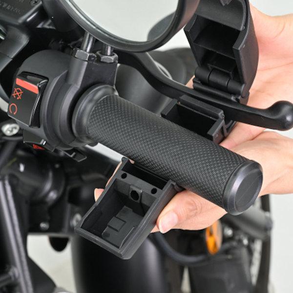 適合車種：汎用GIVI製のブレーキレバーロックが登場！ブレーキレバーを引いた状態でロックすることで盗難やイタズラを防止。坂道など傾斜地での転倒防止にも役立ちますコンパクトなボディは持ち運びに便利。ロックは押すだけで施錠できるので取り付けも簡...