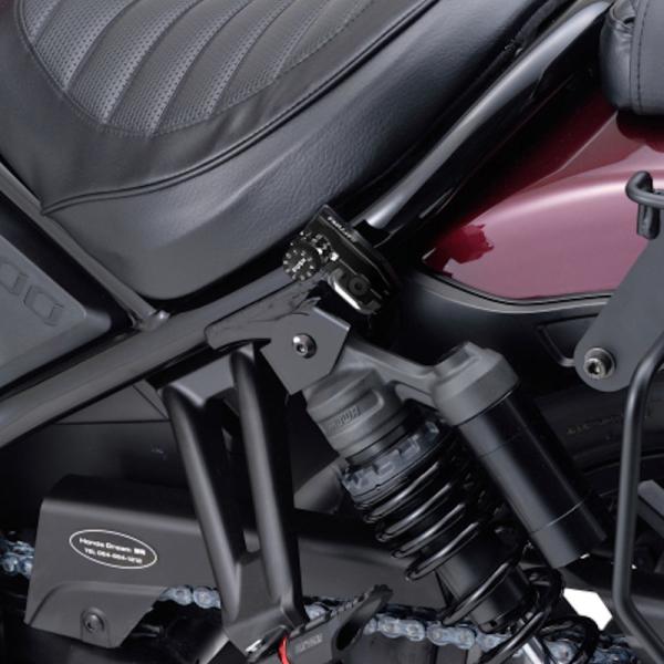 適合車種：HONDARebel1100（'21〜'24）〈8BL-SC83〉カギが増えない、ダイヤル式ヘルメットロックダイヤル式なのでカギが増えないヘルメットホルダー。車種専用設計なので、ボルトオンで装着できます。解錠する数字は任意で変更可...