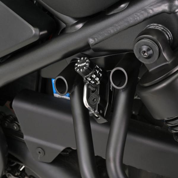 適合車種：HONDARebel250（'17〜'24）〈PC60〉Rebel500（'17〜'24）〈MC49〉カギが増えない、ダイヤル式ヘルメットロックダイヤル式なのでカギが増えないヘルメットホルダー。車種専用設計なので、ボルトオンで装着...