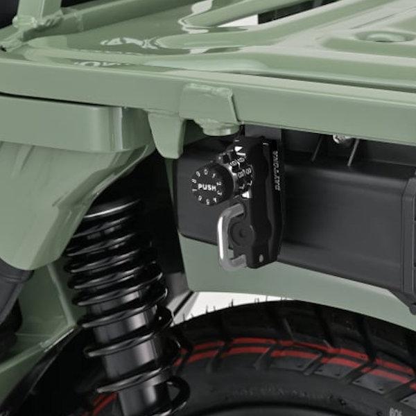 適合車種：HONDACT125（'20〜'24）〈2BJ-JA55/8BJ-JA65〉カギが増えない、ダイヤル式ヘルメットロックダイヤル式なのでカギが増えないヘルメットホルダー。車種専用設計なので、ボルトオンで装着できます。解錠する数字は任...