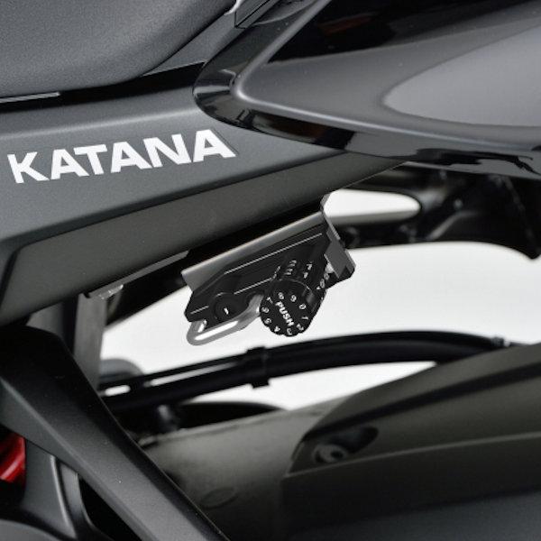 適合車種：SUZUKIKATANA（'19〜'22）〈2BL-GT79B/8BL-EK1AA〉カギが増えない、ダイヤル式ヘルメットロックダイヤル式なのでカギが増えないヘルメットホルダー。車種専用設計なので、ボルトオンで装着できます。解錠する...