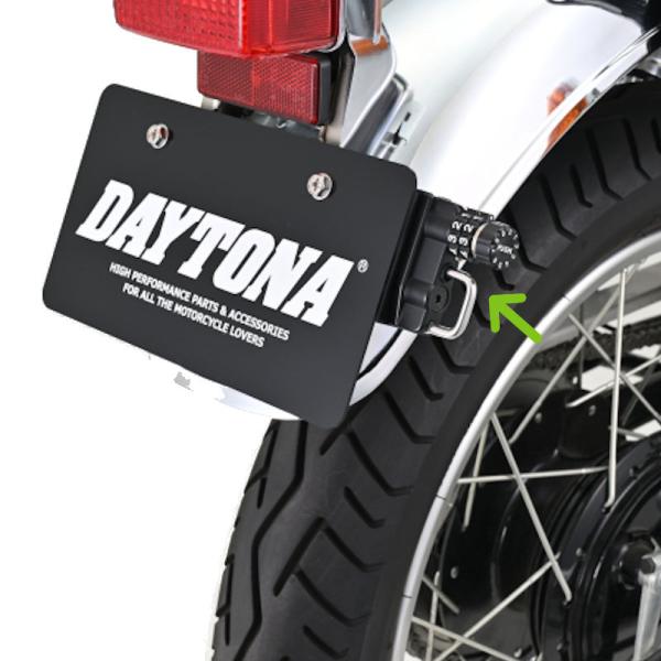 適合車種：汎用ナンバープレート裏に取り付けるため、ほとんどの車種に対応可能です。取り付け穴を長穴にすることで、さらに幅広い車種に適応し、取付位置に応じてヘルメットホルダーを内側に寄せ、目立たないように設置できます。アメリカンタイプなどナンバ...