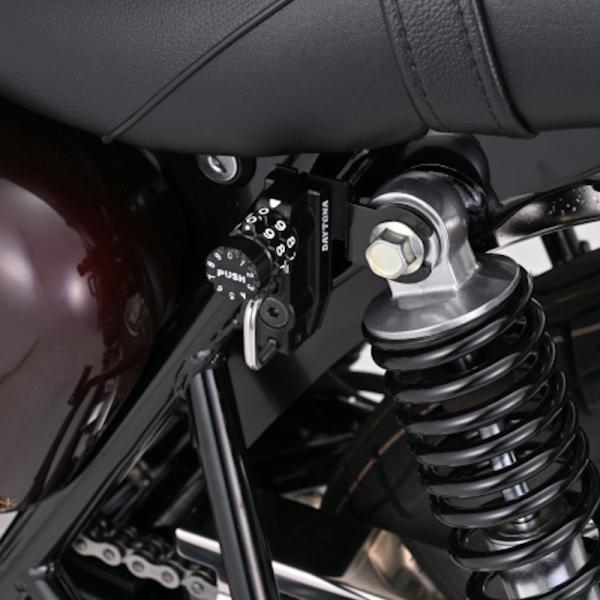 適合車種：KAWASAKIW230/MEGURO S1（'25）〈8BK-BJ230A〉ダイヤル式なのでカギが増えないヘルメットホルダー。車種専用設計なので、ボルトオンで装着できます。●解錠する数字は任意で変更可能。2ダイヤルロック式。●ス...