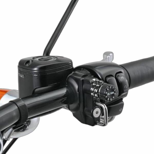 適合車種：HARLEY DAVIDSONマスターシリンダクランプハンドル周辺にボルトオンでヘルメットホルダーが取付可能。ハーレーダビッドソン純正ブレーキマスタークランプ　品番：46044-96/45138-08に適合●ステー：アルミ製ブラッ...