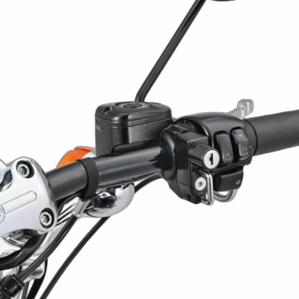 適合車種：HARLEY DAVIDSONキータイプ マスターシリンダクランプハンドル周辺にボルトオンでヘルメットホルダーが取付可能。ハーレーダビッドソン純正ブレーキマスタークランプ　品番：46044-96/45138-08に適合●ステー：ア...