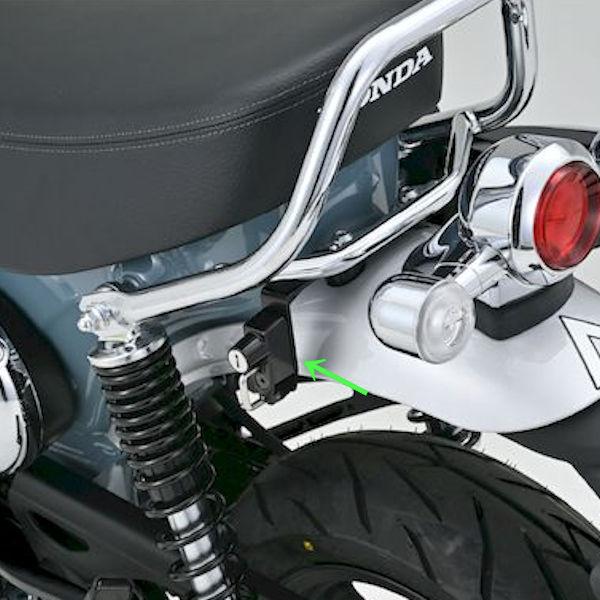 適合車種：HONDADAX125 '22〜 JB04ヘルメットホルダーが純正で装備されていない車両にボルトオンで装着できるヘルメットホルダー。純正ライクな見た目が車両の雰囲気を崩しません。車種専用設計なので、スマートに取り付けが可能です。左...