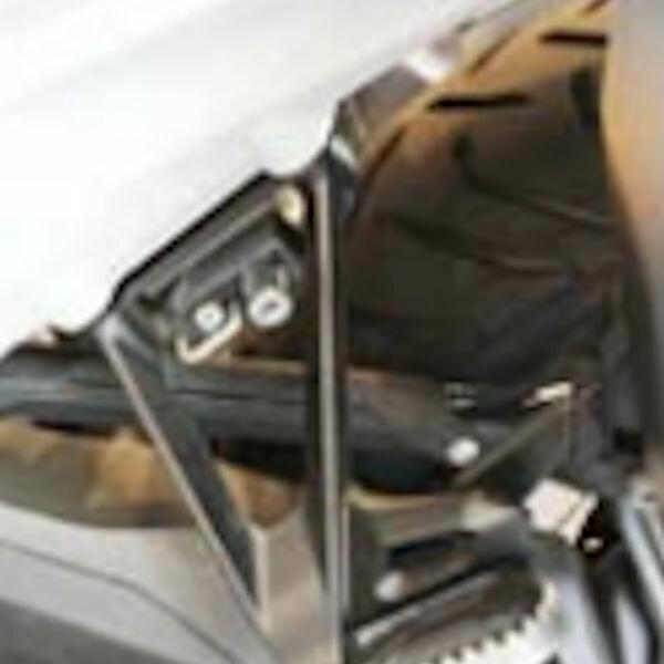 適合車種：BMWR1300GS 2024y-●便利アイテムで一番人気のヘルメットロックシリーズにBMW R1300GS 2024y-用が登場！左側タンデムステップを利用して固定。●純正パニアケース併用可●ステー：スチール製ブラック