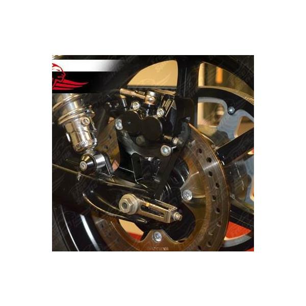 【商品説明】削り出しのパーツを得意としているイタリアのメーカー「FREE SPIRITS」。独特のデザインと質感、機能美、パフォーマンスを高い次元で製品化しています。リア純正キャリパーは塩分の多い道路や砂利道など、非常に影響を受けやすいにマ...