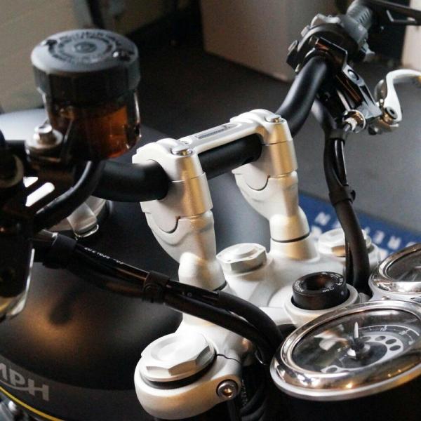 【商品説明】Speed Twin(スピードツイン)のハンドルが遠い、低い。もう少し近く,高くしたい時に便利な、ドイツのメーカーVOIGT MOTO TECHNIKトライアンフ スピードツイン専用設計のハンドルライザーです  ハンドルが25m...