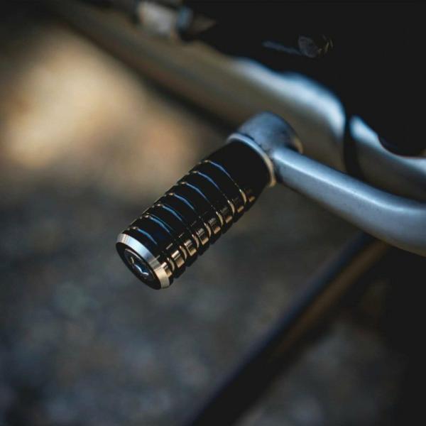 空冷・水冷 T100 T120  スクランブラー スピードツイン900 ストリートツイン ボバー スピード400等 シフトペダルペグ ブラック Motone