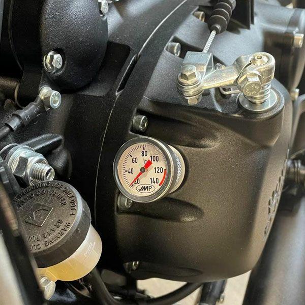 【商品説明】英国のメーカーヒッチコックスモーターサイクルロイヤルエンフィールド 350エンジン系のメテオ/ハンター/クラシック/ブリット用油温計  ホワイトエンジンのオイルフィラーキャップと交換して取付ます【適合】Royal Enfield...