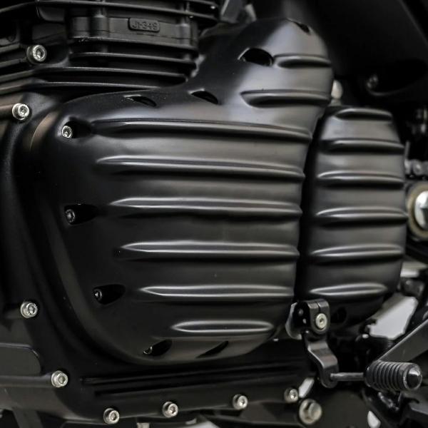【商品説明】ロイヤルエンフィールド ハンター350用 エンジンカバーセットです。リブ付きデザインで、愛車のエンジンをクラシカルにドレスアップします。クラッチカバー、ミッションカバー、スプロケットカバーの3点セットです。【適合】2022〜 ハ...