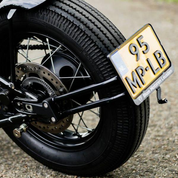 トライアンフ 水冷ツイン ボンネビル ナンバープレートホルダー スイングアームマウント ブラック Motone(モートーン)