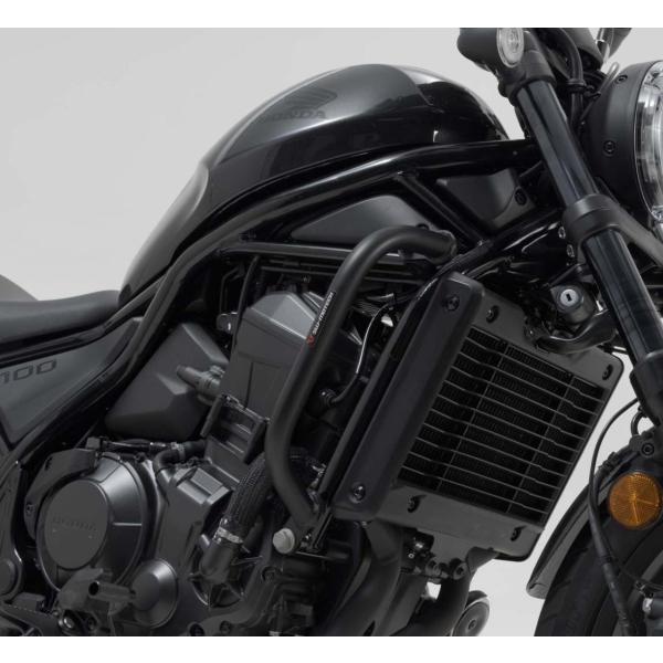 【商品説明】 頑丈なスチールパイプで構成され、パウダーコーティングのブラック塗装。  REBEL1100に合わせて設計された構造は、外観を壊さず精密にマッチングします。  加工無しで簡単に取り付けられます。 ※エンジンガード自体を守るエンジ...