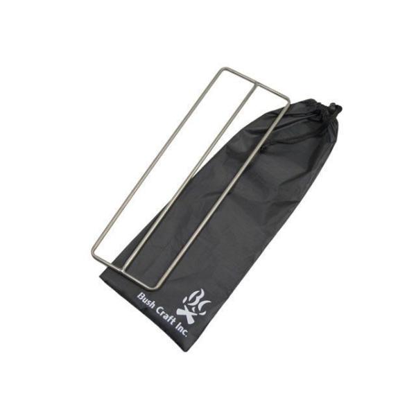 ●メーカー名：ブッシュクラフト / BushCraftInc.●商品名：たき火ゴトク SJANコード：4573350723159【サイズ（約）】長さ：380mm 最大幅：130mm パイプ径：6mm 【重量】90g（スタッフサック含まず） ...