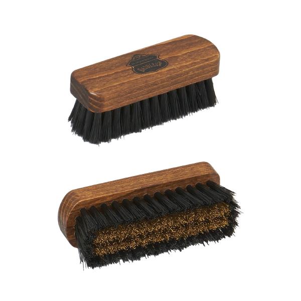 仕様にこだわりながらも、コストパフォーマンスを追求したスエード用のブラシ。波型のワイヤーを使用しているため、ブラッシング時のあたりが柔らかく、スエードの毛並みを荒らしたり、痛めたりしづらいです。外側はナイロン、内側には真鍮ワイヤーと、2種類...