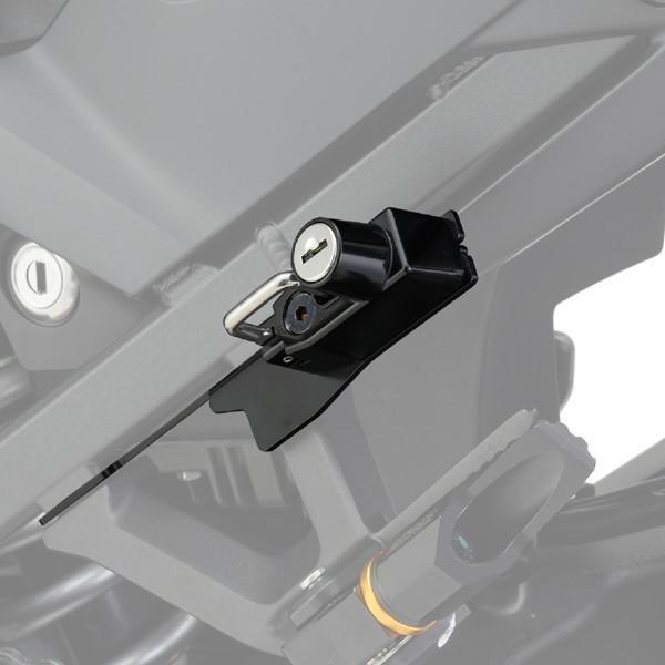 スマートに取り付けが可能な車種専用設計。純正ライクな見た目で、車両の雰囲気を崩しません。ヘルメットホルダーが標準装備されていない車両にボルトオンでヘルメットホルダーが取付可能。左側タンデムステップホルダーと共締めで簡単装着。カギは2本付属。...