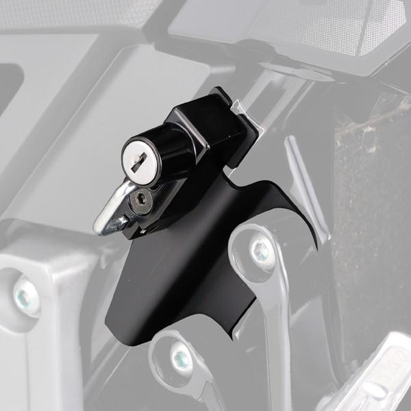 スマートに取り付けが可能な車種専用設計。純正ライクな見た目で、車両の雰囲気を崩さない。ヘルメットホルダーが純正採用されていない車両にボルトオンで取付可能。左側タンデムステップホルダーと共締めで簡単装着。カギは2本付属。●適合車種：Vストロー...