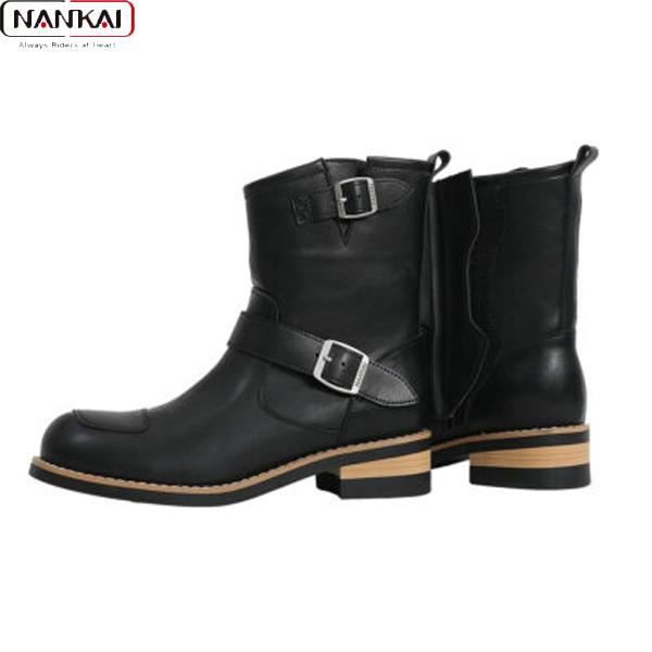 伝統と快適さを兼ね備えた万能ブーツ・内側サイドファスナーで着脱が簡単・牛革シフトパッドを装備【サイズ】 ・STDサイズ：23.0〜28.0cm（24.0・27.5cmを除く）【素材】・合成皮革・牛革■メーカー:南海部品（NANKAI）■品番...