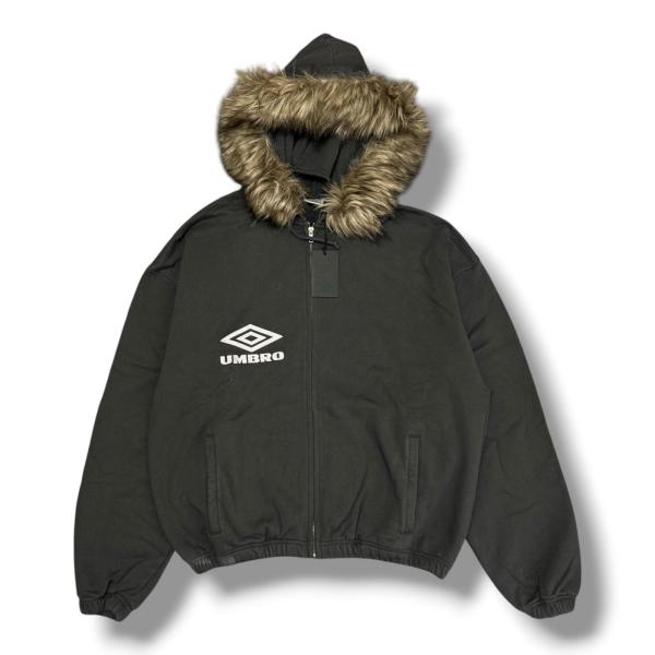 umbro x SLAM JAM アンブロ スラムジャム 25AW 別注 MANCHESTER MASKED HOODIE マンチェスターマスクフーディー UBMW0395FA245 L Dark Olive 裏起毛 スウェットプルオーバーパーカー トップス【中古】【umbro × SLAM JAM】 未使用品 UMBRO × Slam Jam アンブロ スラムジャム Fur Masked Hoodie