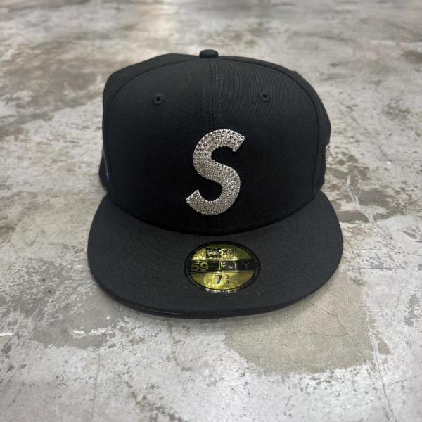 未使用 Supreme 25AW Swarovski S Logo New Era スワロ キャップ シュプリーム ブラック （19043M） Supreme（シュプリーム） 25AW Swarovski S Logo New Era スワロ