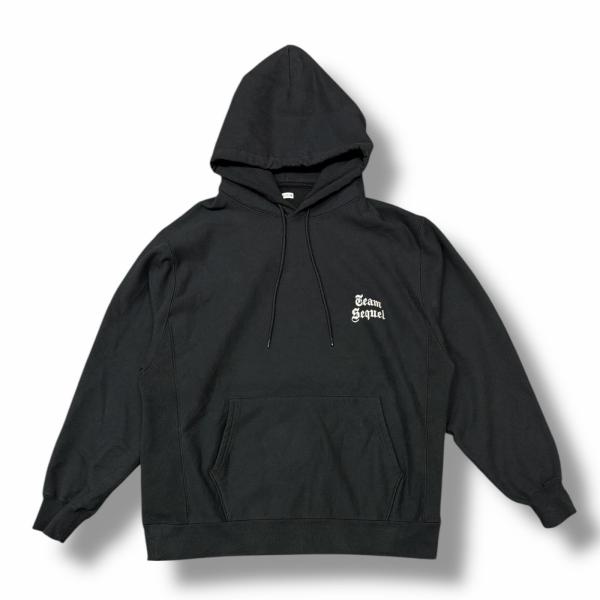 参考上代41800円 SEQUEL 25SS HOODIE スウェットフーディー 刺繍ロゴパーカー シークエル SQ-25SS-CS-08 ブラック M （9640M） SEQUEL シークエル 25SS HOODIE スウェットフーディー 刺繍ロゴ