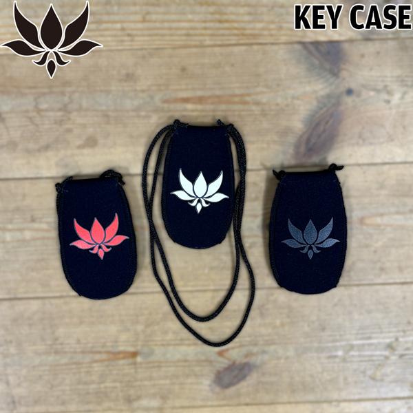 【正規取り扱い店】●BRAND ：AXXE CLASSIC(アックスクラシック) ●品 番 : AC-KEYCASE●品 名： KEY CASE●color : アイボリーレッドブラック●size : H11×W6cm※当ショップstaff...