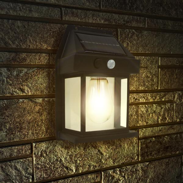 【商品名】ソーラー充電式 人感センサー搭載 LEDウォールライト【商品説明】工事不要、省エネ、電気代ゼロ！お財布にも環境にも優しいソーラーライトでお庭を癒しの空間に♪また、防犯対策としても効果的です。ソーラー充電式、明暗センサー&amp;人...