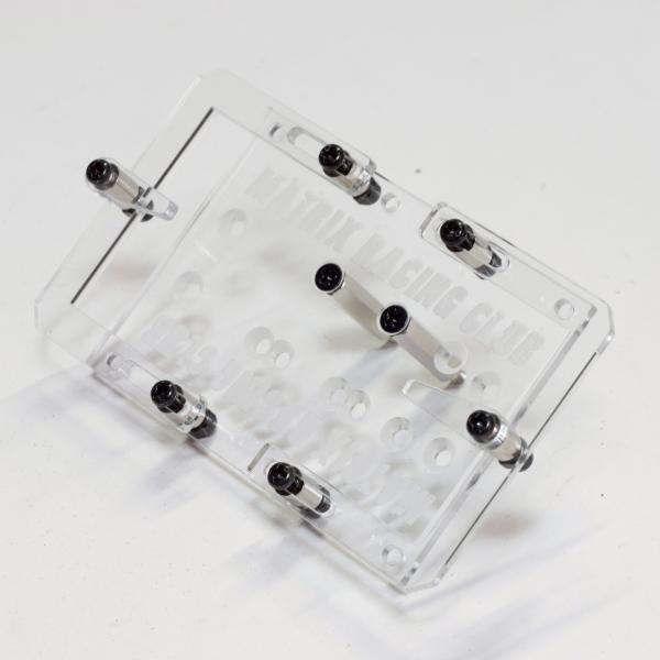 この製品はバッテリーを上部に持ち上げ、重心を上げるキットです。薄型ショートリポ、スティックタイプバッテリーに対応。ビス穴はタミヤのTT-01・TT-02・BT-01・MB-01に対応しています。3mmのアクリル製です。 タカナットは10mm...