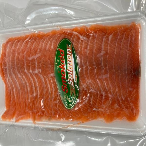 極上スモークサーモン 400g 〜口の中でほどける贅沢〜一口食べれば、しっとりとなめらかな食感と、濃厚な旨みが広がる。厳選したお腹の部分のみを使用し、結着剤を使わず仕上げたからこそ味わえる、極上の口どけ。味付けは塩と砂糖だけ。一般的な塩水漬...