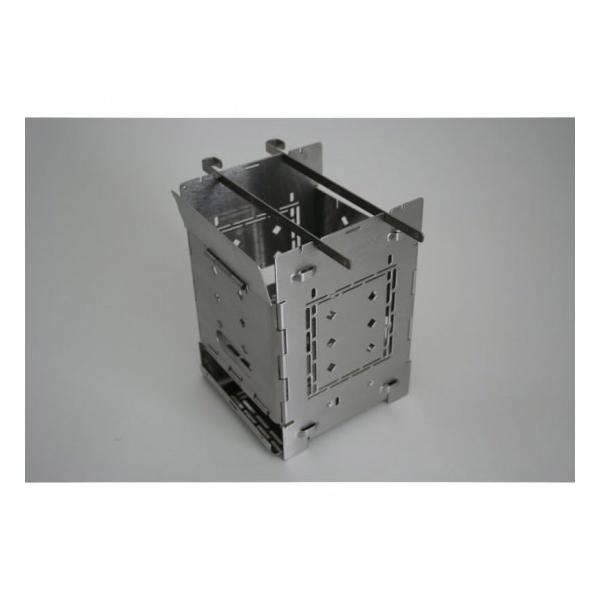 ファイヤーボックスは、細かく割った薪、炭、固形燃料、アルコールバーナーなどを用いることができるアウトドアストーブです。底部の穴から空気を取り込み、煙突効果によって高い燃焼効率を発揮します。側面の穴から薪を追加できます。火力の高いストーブです...