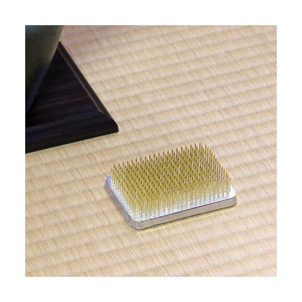 【スペック】剣山:幅8.5×奥行6.4×高さ2.5(cm)針本数:326本国産【備考】これから生け花を始められる方必見!!取り扱いやすい華道用の剣山をリーズナブルな価格にてご提供。 池坊などの、プロや先生も扱う品物だから安心してお使い頂けま...