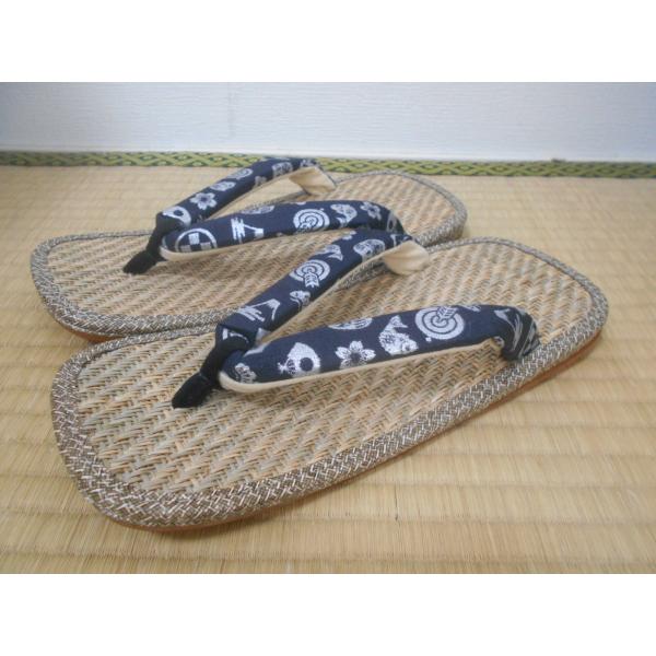 《商品説明》☆素足に快適!!パナマ表の雪駄です。素足に気持ちイイですよ。☆鼻緒は布地で、裏地は柔らかいハイミロンを使用しています。足当たりが良いですよ。＊生地の関係で鼻緒の柄の出方がある程度異なる場合があります。☆底は滑りにくいアメゴムを使...