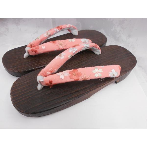 《商品説明》★履き易い焼き右近桐下駄です。☆じっくり焼き上げた下駄は、汚れが付いても目立たず鼻緒を綺麗に引き立たせます。★また、この下駄は歯の無い下駄で、底には硬質スポンジが貼ってあります。☆音がせず、滑りにくいので、ホテルやデパートなど、...