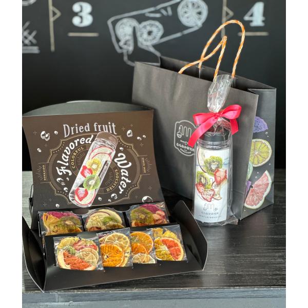 『無添加・砂糖不使用、乾燥剤・酸化防止剤不使用』こだわりの製法でフルーツ本来の美しさ・香り・味を最大限に引き出した「飲む」ドライフルーツです。お水を注いでいただくと数分でフルーツの旨味が抽出され、おいしく楽しく水分補給することができます。1...