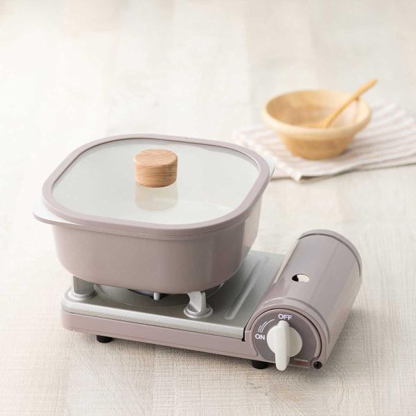 一人暮らしや二人暮らしにぴったりなミニサイズのカセットこんろが誕生！ CBJRCMN         プチスリムがリニューアルし3色展開！カラーをあわせた鍋との組み合わせでさらに用途が広がります。