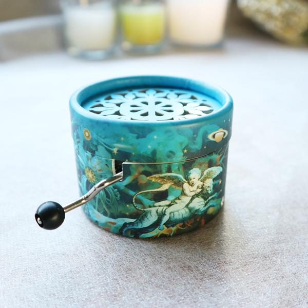 北欧風のあたたかなデザインのドイツ・ベルルレット社製の手巻きオルゴール。アートのように美しい絵柄が施されたペーパーボックスは、手のひらに収まる愛らしいサイズ。ハンドルをゆっくりと回すと、どこか懐かしいオルゴールの音色が響き、心をやさしく包み...