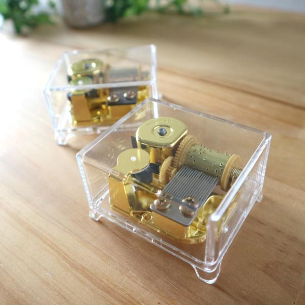 手乗りの小さなサイズと、透明なシンプルさが人気！オルゴールメカは、1つ1つ当店の職人の手で製造される手作りオルゴール。曲は、ディズニーやジブリ、J-POPなどの人気曲からクラシックなどの定番曲、合唱曲から子供向けの曲など幅広いジャンルでご用...