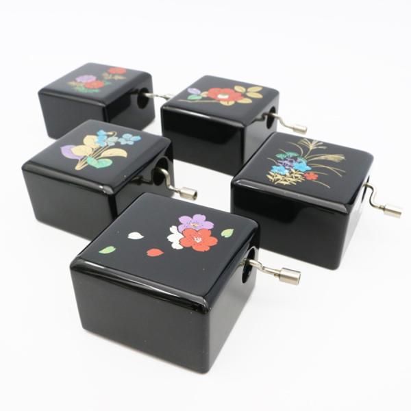 福島県会津地方に伝わる伝統工芸「会津塗り」。可愛らしい柄が特徴の手回しオルゴールです。オルゴールメカは、1つ1つ当店の職人の手で製造される手作りオルゴール。曲は、ディズニーやジブリ、J-POPなどの人気曲からクラシックなどの定番曲、合唱曲か...